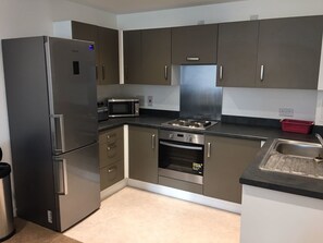 Full-sized fridge, microwave, oven, electric kettle - UK Apartments (Slough)