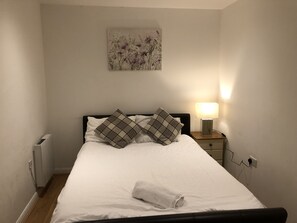 Soundproofing, iron/ironing board, rollaway beds, free WiFi - UK Apartments (Slough)