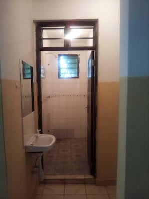 Apartamento standard | Banheiro | Chuveiro, produtos de toalete grátis, chinelos, toalhas de banho