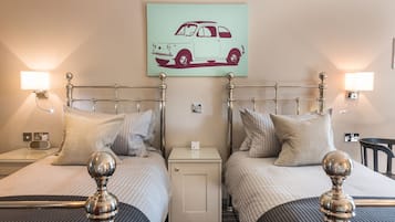 Habitación Deluxe con 2 camas individuales, planta baja | Ropa de cama de alta calidad y decoración personalizada