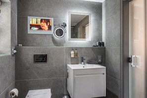 Douche, articles de toilette de luxe, sèche-cheveux