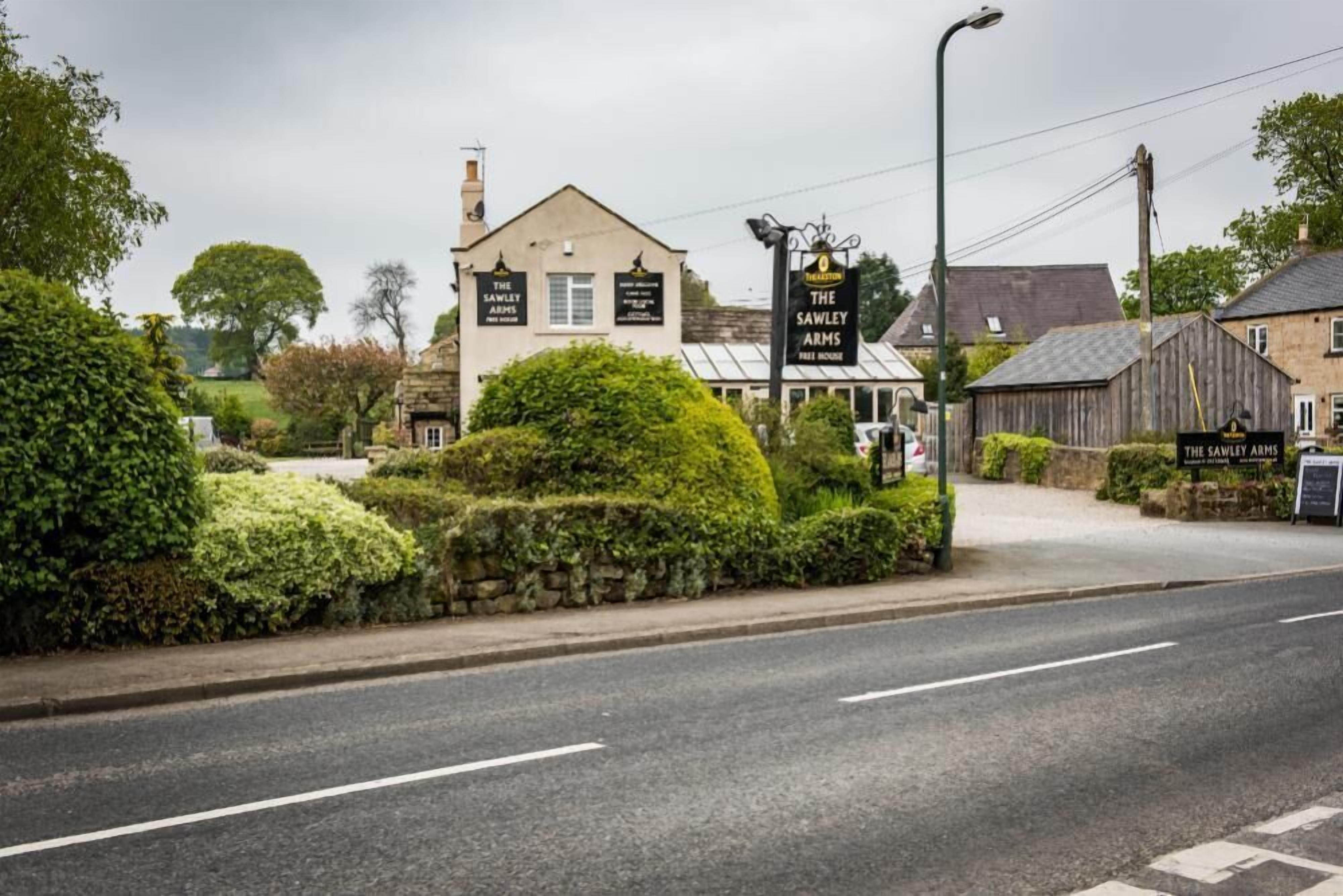 Un edificio con un letrero que dice "The Sawley Arms Free House".