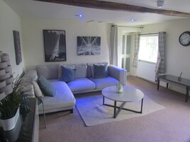 ラグジュアリー アパートメント | リビング エリア | 薄型テレビ