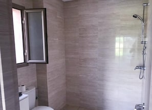 Appartamento | Bagno | Doccia, soffione a pioggia, asciugamani