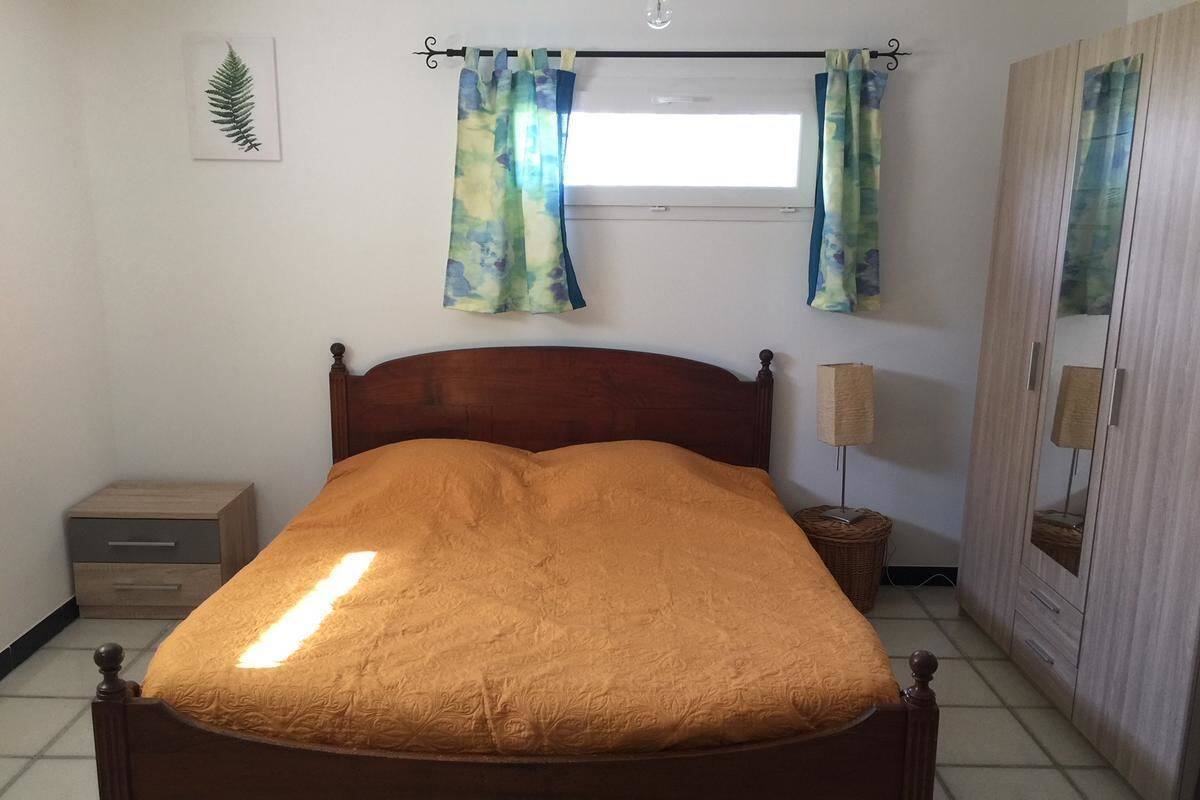Habitación | Sistema de insonorización y tabla de planchar con plancha