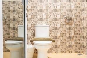 ห้องดีลักซ์ซิงเกิล | ห้องน้ำ | ฝักบัว, ผ้าเช็ดตัว