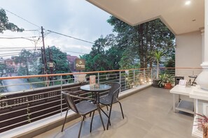 Outdoor dining - OYO 1308 Darmo Residence (Bandung)