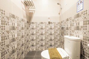 Shower, towels - OYO 1308 Darmo Residence (Bandung)