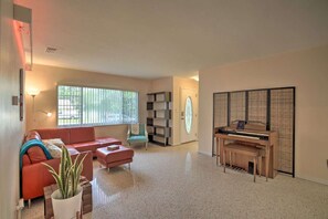 Living area - Tampa Flexcation:Golf-USF-VA-Moffitt-Seminole Casino-I4-I75- River-Fairgrounds (Tampa)