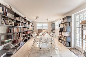 Interior - Tampa Flexcation:Golf-USF-VA-Moffitt-Seminole Casino-I4-I75- River-Fairgrounds (Tampa)