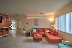 TV connectée, livres, espaces bureaux, écrans d'ordinateur