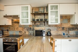 Deluxe Apartment | Private kitchen | Fridge, microwave, oven, stovetop - Charlestown Retreat Apartment (St Austell)