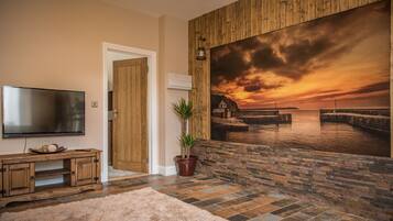 Căn hộ Deluxe | Khu phòng khách | TV màn hình phẳng 43-inch có truyền hình kỹ thuật số, TV, Netflix