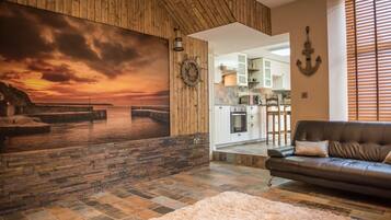 Căn hộ Deluxe | Khu phòng khách | TV màn hình phẳng 43-inch có truyền hình kỹ thuật số, TV, Netflix