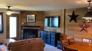 Smart TV, chimenea y reproductor de DVD