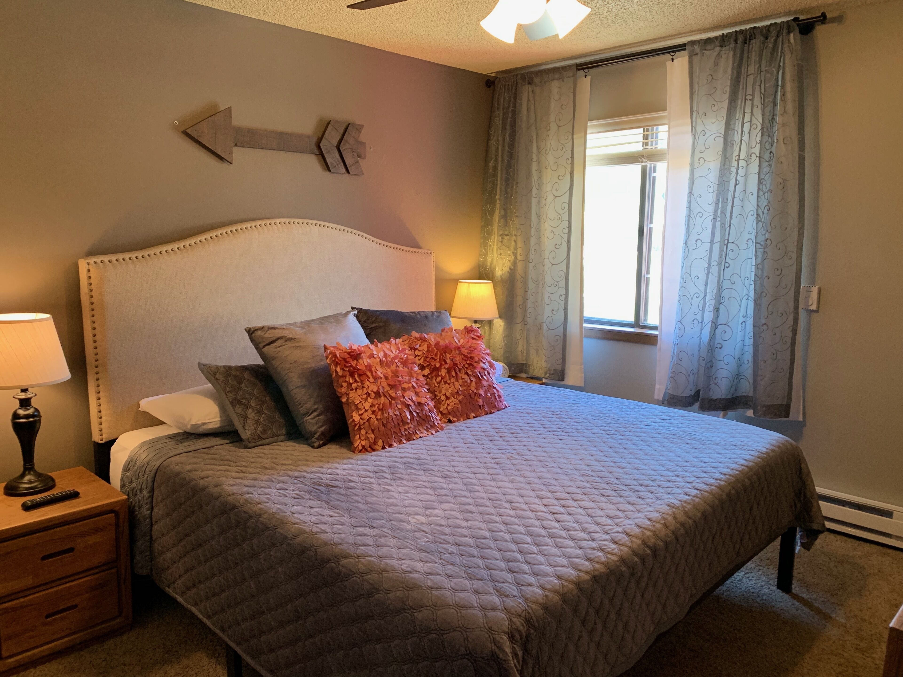 2 عدّة غرف نوم وواي فاي مجانًا وملاءات أسرّة