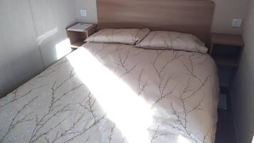 3 bedrooms, cribs/infant beds, bed sheets