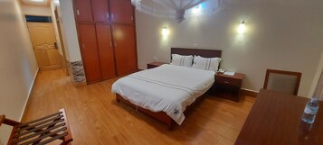 Quarto luxo | Escrivaninha, Wi-Fi de cortesia, roupa de cama