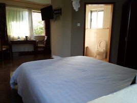 Quarto casal superluxo | Banheiro | Banheira, toalhas de banho, sabonete, papel higiênico