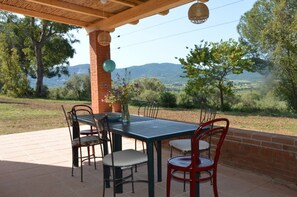 Outdoor dining - Cozy vacation home on a farm, Bagno di Gavorrano, Tuscany (Bagno di Gavorrano)