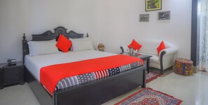 Minibar, decoración personalizada, muebles diferentes y escritorio