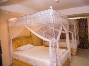 Executive Twin Room | Desk, soundproofing, free cribs/infant beds, free WiFi - Emmaus Guest House (Kampala)