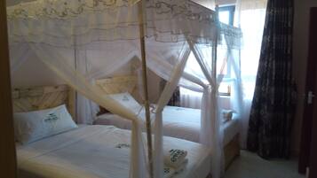 Executive Twin Room | Desk, soundproofing, free cots/infant beds, free WiFi