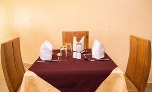 Café da manhã, almoço e jantar; local e internacional 