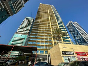 Front of property - HiGuests - Lake view (Dubai)