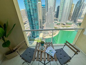 Comfort Studio | Balcony - HiGuests - Lake view (Dubai)