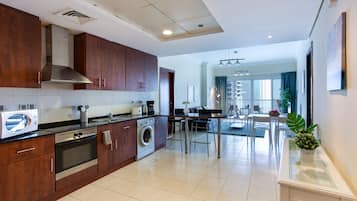 Panoramic-Apartment | Wohnbereich | 65-Zoll-Smart-TV mit Kabelempfang, Fernseher, Netflix