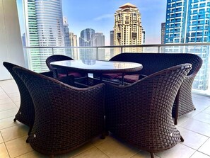 Panoramic Apartment | Balcony - HiGuests - Lake view (Dubai)