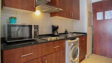 Comfort Studio | Private kitchen | Full-size fridge, microwave, oven, stovetop