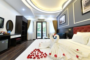 Junior Double Room, 1 King Bed, Balcony, City View | Minibar, in-room safe, desk, blackout drapes