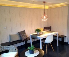 Apartment (blau) | Essbereich im Zimmer