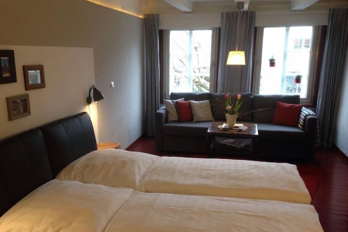 Apartment (rot) | 1 bedroom, iron/ironing board, WiFi (free), individually decorated