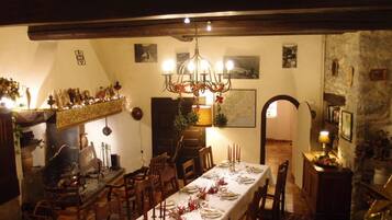 Se sirven cenas y cocina regional