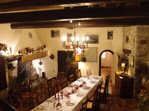 Der serveres aftensmad og regionale retter