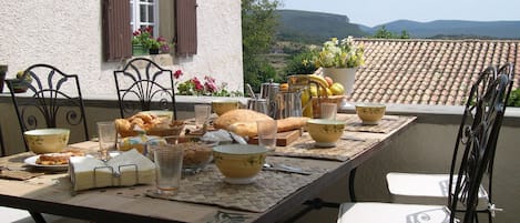 Free daily continental breakfast