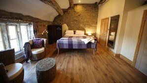 Tabla de planchar con plancha, wifi gratis, ropa de cama