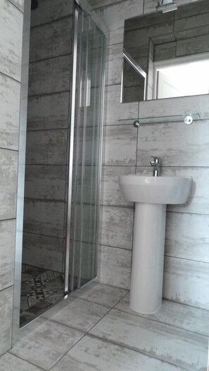 Double Room (Sapphire) | Bathroom | Free toiletries, hair dryer, soap, shampoo - Number9 (Carlipa)