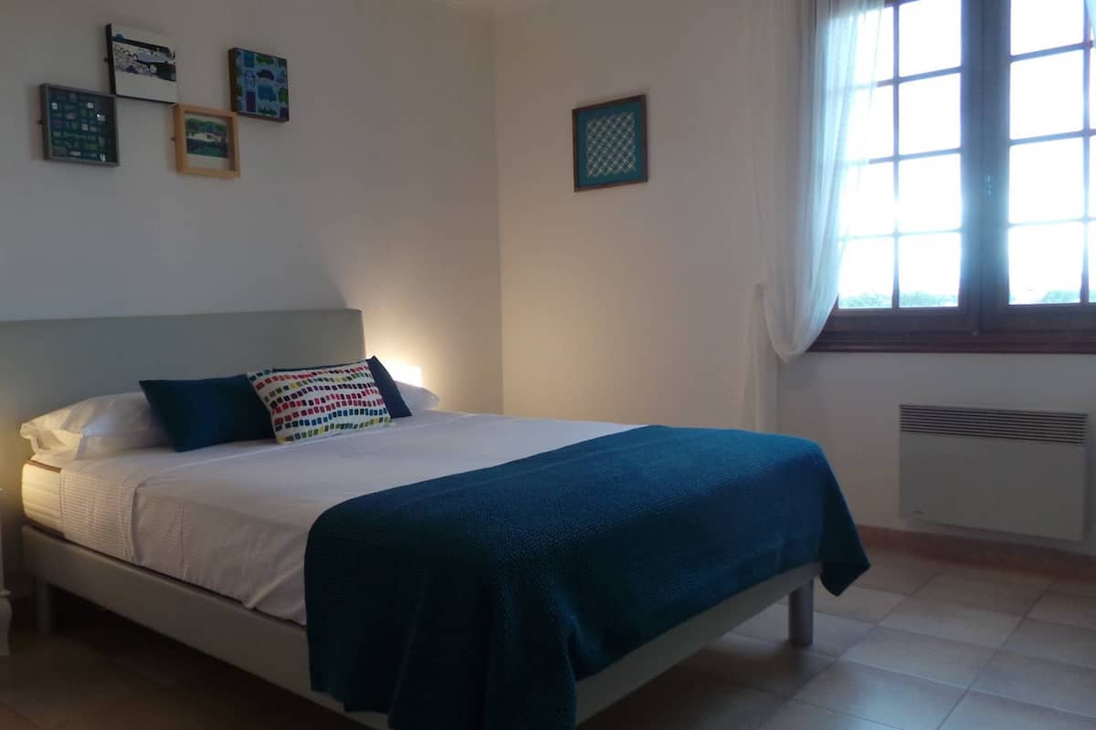 Double Room (Sapphire) | Desk, iron/ironing board, free cribs/infant beds, rollaway beds