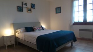 Double Room (Sapphire) | Desk, iron/ironing board, free cribs/infant beds, rollaway beds - Number9 (Carlipa)