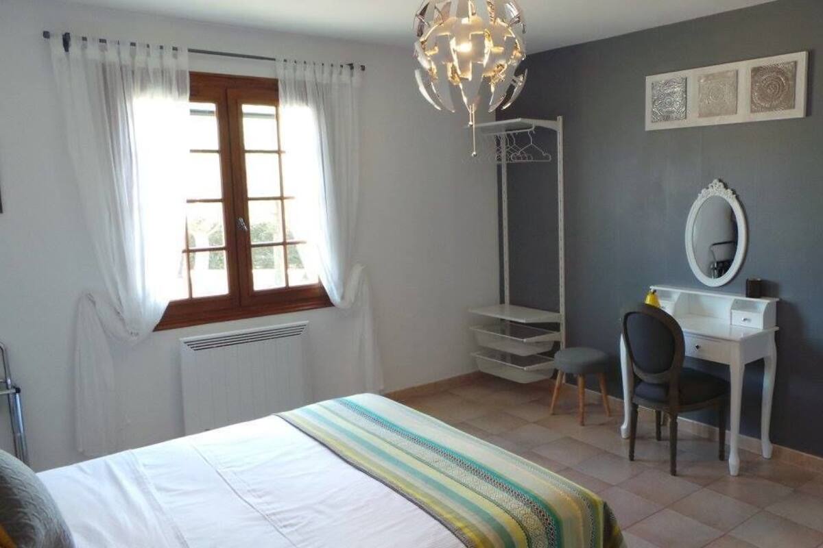 Double Room (Amber) | Desk, iron/ironing board, free cribs/infant beds, rollaway beds