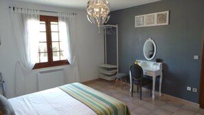 Double Room (Amber) | Desk, iron/ironing board, free cribs/infant beds, rollaway beds - Number9 (Carlipa)