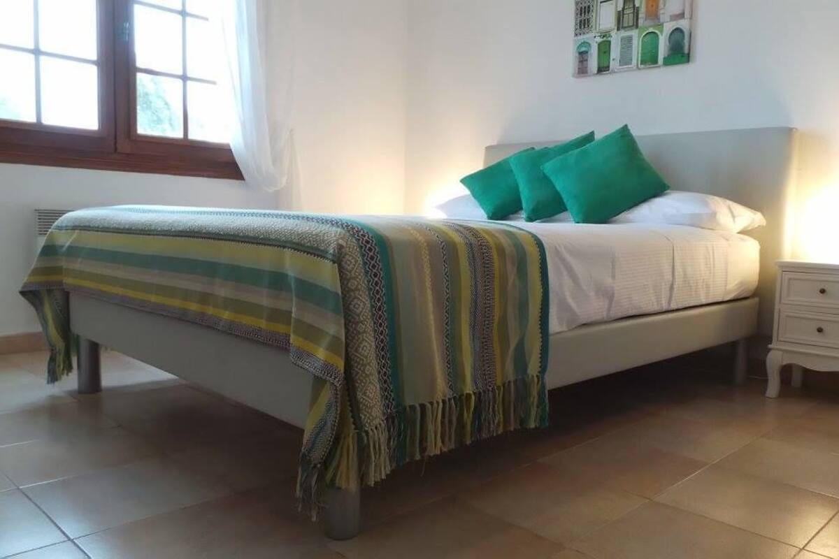 Chambre double (Emerald) | Bureau, fer et planche à repasser, lit de bébé (gratuit)