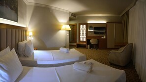 Kamar Twin Standar | 1 kamar tidur, brankas, meja kerja, dan ruang kerja ramah laptop