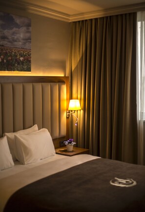 标准双人房 | 1 多间卧室、客房内保险箱、办公桌、笔记本电脑工作区