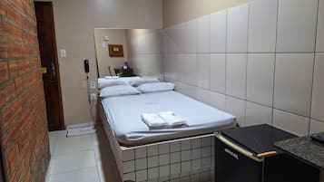 1 bedroom, bed sheets