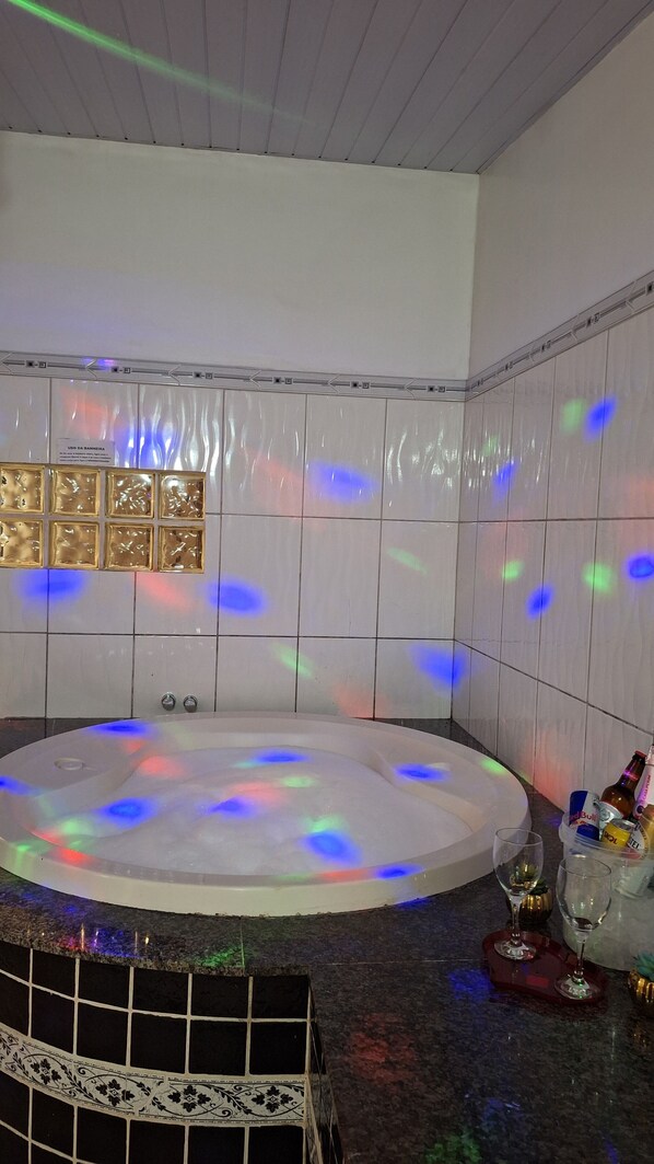 Suite | Private spa tub